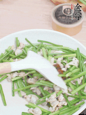 再下花蛤肉、1勺金字火腿干貝醬翻炒攪勻。