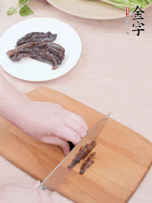 金字醬油肉下鍋煮10分鐘，切薄片。