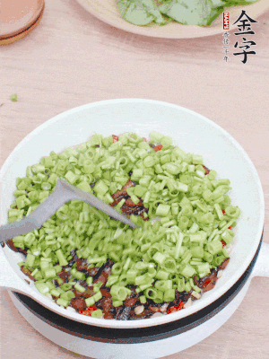 下菜梗翻炒，混合醬油肉。