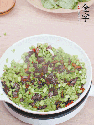 1勺生抽、1勺蠔油、1點(diǎn)點(diǎn)白糖調(diào)味。