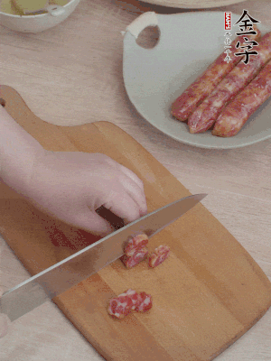 香腸切片。（圓片一點(diǎn)，不用很斜）