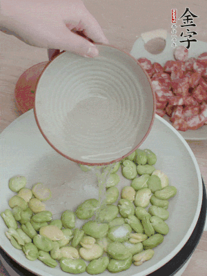 鍋中少油，下蠶豆略炒，加1/2勺鹽、一點(diǎn)糖、少許水炒勻。