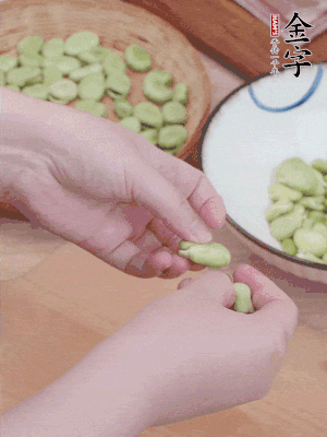 蠶豆剝殼，去掉豆衣，切碎。