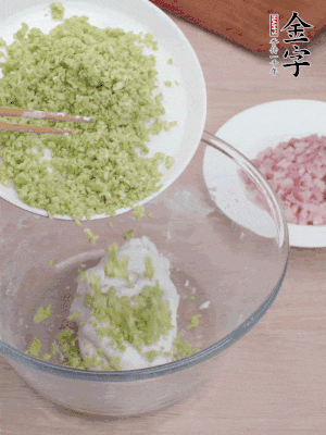 糯米粉邊揉邊加水，成團(tuán)后揉進(jìn)蠶豆、咸肉。