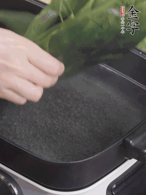 粽葉入沸水煮1分鐘，翻面再煮1分鐘，清洗干凈加水浸泡。