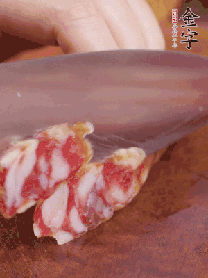 金字香腸斜切成大片。