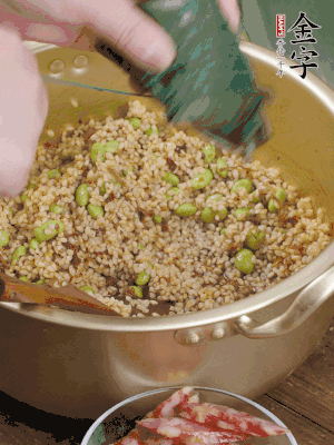 再附一張粽子，一齊向后折疊，線繩捆綁。