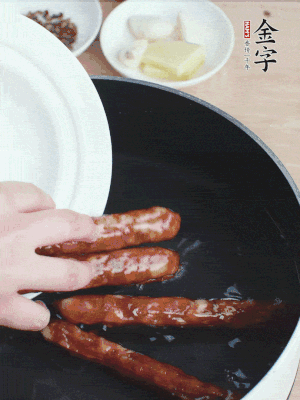 金字香腸水煮15分鐘，撈出切薄片。