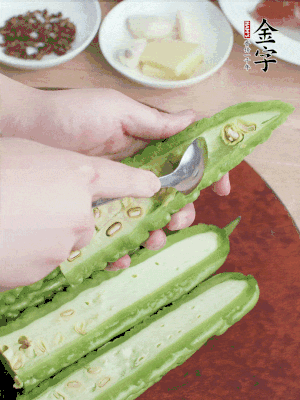 苦瓜去籽切薄片，一點(diǎn)鹽拌勻，10分鐘后沖洗控干。香蔥切蔥花、姜切末、蒜拍碎、干辣椒切圈。