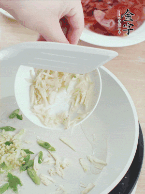 油4成熱，下蔥姜蒜、干辣椒、花椒煸出香味。