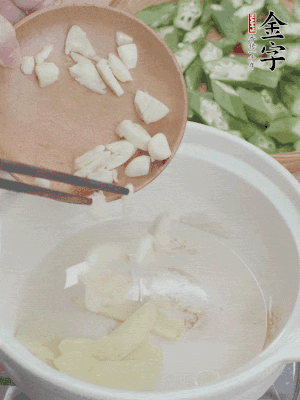 砂煲熱油，姜蒜、辣椒煸香。