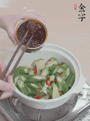 加1勺金字火腿干貝醬、1/2勺生抽攪拌均勻。