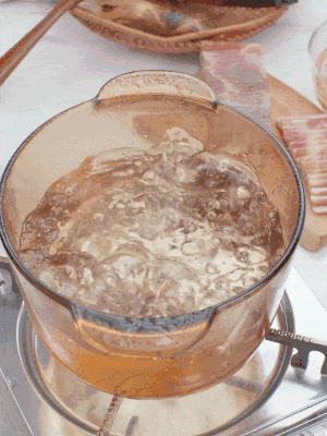 春筍切片焯水3分鐘，去除草酸澀味。