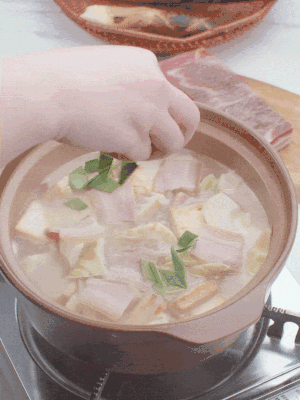 一小撮鹽、糖、雞精調(diào)味，最后撒點(diǎn)蒜葉點(diǎn)綴。