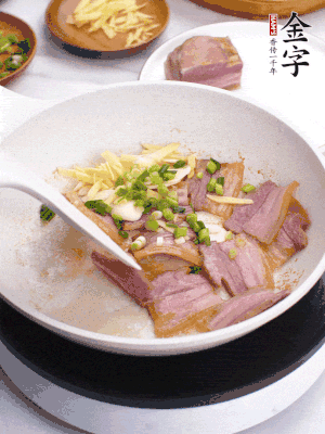 咸肉入鍋里煎至微金黃，下蔥姜蒜，撒幾顆花椒。