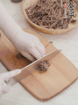 干茶樹(shù)菇浸泡過(guò)夜，去老根焯水，擠干水份。