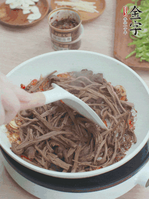 下茶樹(shù)菇煸炒4分鐘。