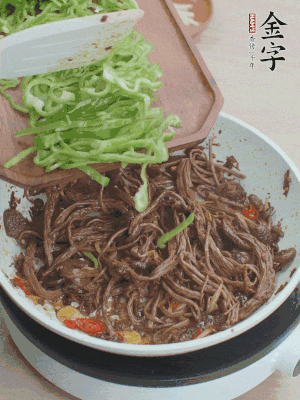 水分煸干，下青椒絲快炒1分鐘。