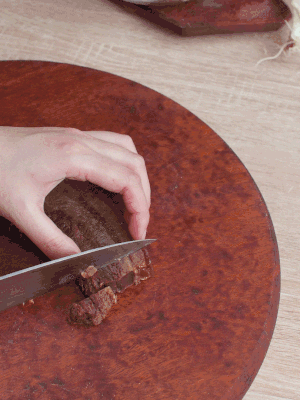 金字臘肉水煮15分鐘，切片。