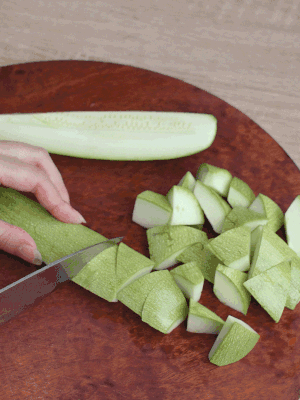 西葫蘆去籽縱向切成4份，斜切成厚片。