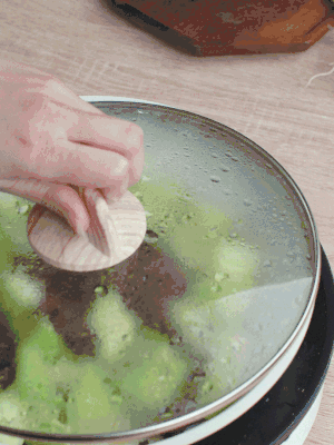 西葫蘆略出水時，加一小撮鹽調(diào)味。