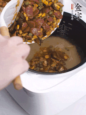 鋪在洗好的大米上，加清水，與食材持平。