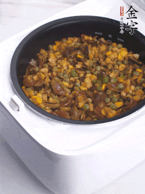 電飯煲按煮飯鍵，出鍋撒蔥花。