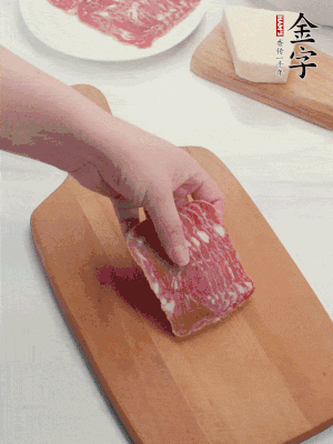 金字培根火腿改刀切小片；白洋蔥切丁；新鮮豌豆剝殼。