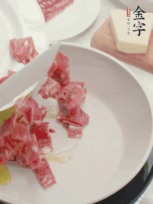 橄欖油煸香金字培根火腿。依次下豌豆、蝴蝶面、洋蔥。