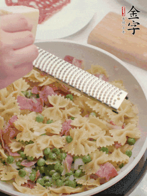 收汁后加入帕爾瑪芝士、歐芹碎和檸檬汁。