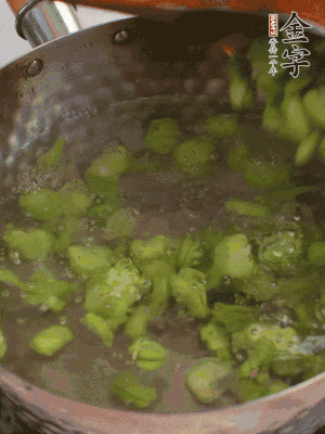 鍋中水沸，放一撮鹽，下蠶豆豆瓣焯3分鐘，下百合，3秒撈出，一起撈出瀝水。