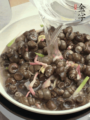 倒處理干凈的螺螄翻炒，加3勺料酒。加清水蓋過(guò)螺螄，中火蓋蓋煮5分鐘。