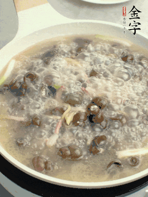 放辣椒，加一點(diǎn)鹽、糖，大火翻炒。