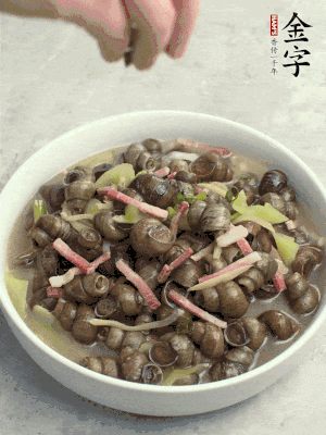 出鍋，撒點(diǎn)蔥花。