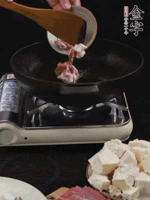 冷油潤鍋，下五花肉煸香。