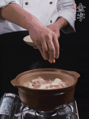 下蝦仁干，煮5分鐘。撒蒜葉，煮1分鐘。