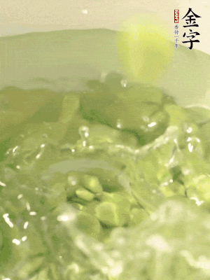 新鮮蠶豆熱水焯水30秒，然后浸入涼水。