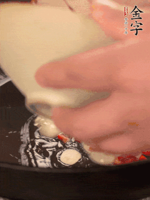 豬油潤鍋，下辣椒、大蒜、火腿片煸香。