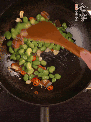 再下蠶豆煸炒，加1勺料酒調(diào)味。