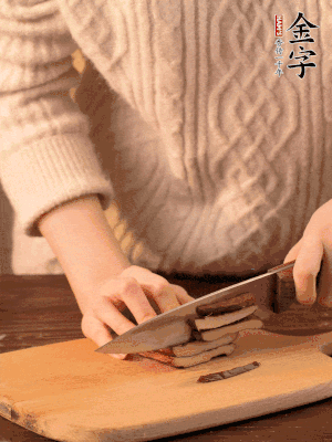 金字淡咸肉、香干分別切丁。