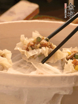 包好的燒賣放在蒸籠上，水開后蒸8分鐘左右。