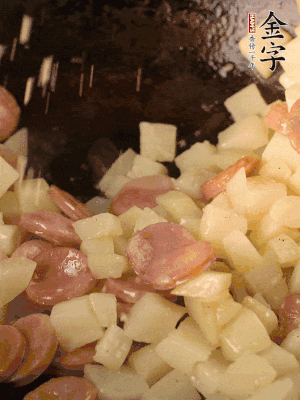 再放烤腸片煎熟。撒點(diǎn)鹽、孜然粉、辣椒面。