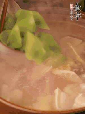 再加入焯水過的百葉結(jié)、萵筍塊燉15-20分鐘。