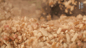 鍋中熱油，依次下食材翻炒，加2勺料酒、少許胡椒粉調(diào)味，撒蔥花攪拌均勻。