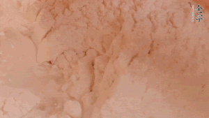 糯米粉中加入溫水，反復(fù)揉成團(tuán)。