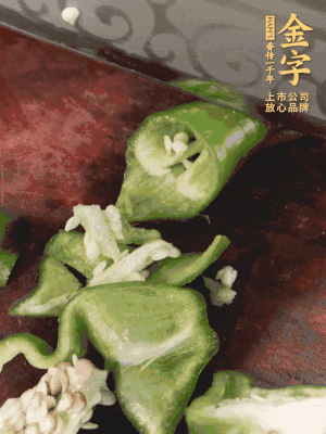 辣椒洗凈斜切成段，蒜切片。