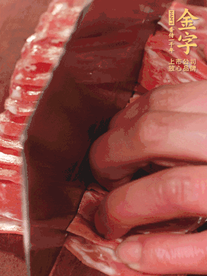 金字蒸炒火腿對半改刀。