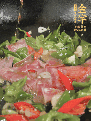 再下蒸炒火腿煸炒，加少許白糖提鮮。