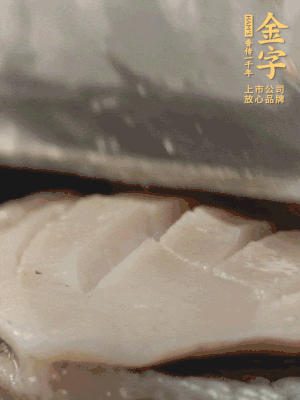 鮑魚用勺子撬出來，去掉內(nèi)臟和牙齒，加面粉、白醋、鹽、啤酒抓一下，清水洗凈，切花刀。