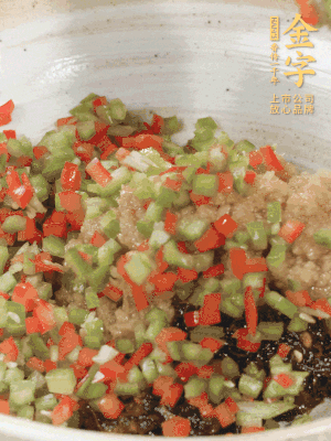 XO醬、蒜蓉醬、青紅椒粒攪拌成醬料。